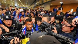 Primit ca un rege! Tevez a ajuns în China, iar fanii "au luat-o razna". Starul argentinian va câștiga mai mult decât Ronaldo și Messi la un loc