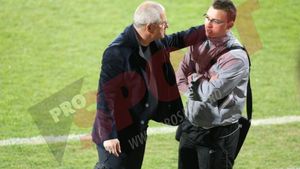 Nicolae Manea, după ce l-a lovit pe ofițerul de presă al Gloriei Bistrița:** "Sunt cu nervii la pământ"