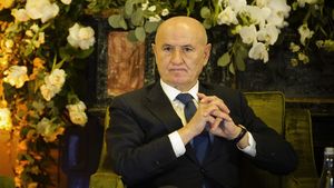 George Copos a plătit 12.000.000 de euro pentru a transforma ruina de pe Tâmpa într-o bijuterie arhitecturală! Afaceristul redeschide un restaurant vechi de 50 de ani