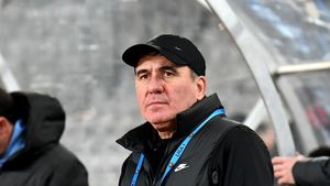 Transfer de top de la Gică Hagi. „Regele” şi-a dat acordul pentru ca fiul acționarului să plece: „Discută impresarii mei”