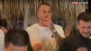 Imaginile care îi pot ruina definitiv cariera lui Denis Alibec! Fumează și bea în Vama Veche pentru a uita de accidentări și echipa națională | VIDEO EXCLUSIV