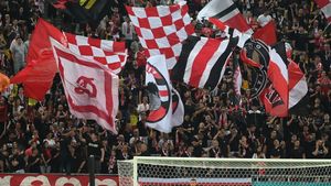 Surpriză pentru fanii lui Dinamo la meciul cu Universitatea Cluj: fotbalistul cu 100 de meciuri pentru „câini” vine în România și dă lovitura de start