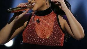 Becky G, fata rea din videoclipul "Sin pijama", se iubește cu un fotbalist!