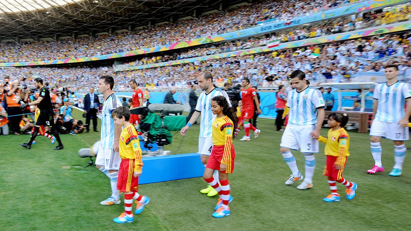 VIDEO | Iranienii s-au grăbit să-l "dezbrace" pe Messi încă dinaintea meciului. Cererea căpitanului asiaticilor, surprinsă de camerele TV