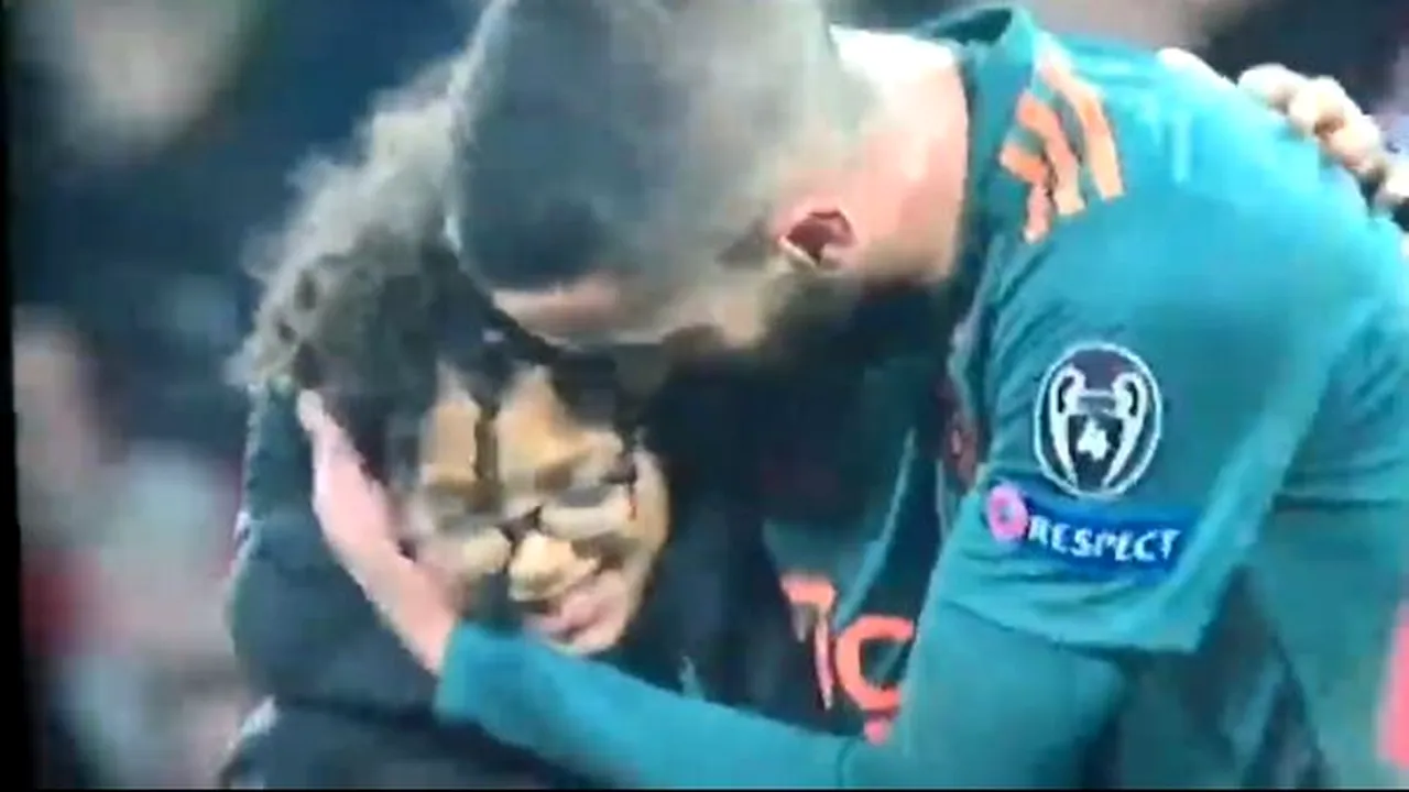 VIDEO | Moment emoționant în timpul meciului Ajax - Lille. Un copil a intrat pe teren și s-a dus glonț la Hakim Ziyech: Ce i-a spus jucătorul