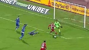 E tot mai greu să joci fotbal cu „burta goală” la Dinamo. Juan Camara și Diego Fabbrini, campionii ratărilor în prima repriză cu FC Voluntari | VIDEO