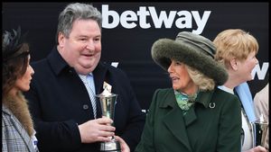 Regina Marii Britanii a atras toate privirile la cursele de cai de la Cheltenham cu mesajul secret, scris în diamante, pe care l-a purtat la ținuta ei!