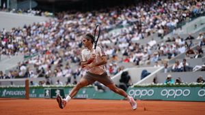 Roland Garros 2019 | "Ro-ger, Ro-ger, Ro-ger", refrenul de miercuri pe Chatrier. Federer merge mai departe la Paris. VIDEO: a reușit lovitura zilei fără să privească terenul!