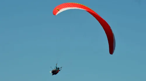 Parapantiști din mai multe țări promit spectacol pe cerul Brașovului, la PWC Skydreamers Open. Toma Coconea, invitat special 