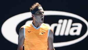 Rafael Nadal a obținut prima victorie în sezon la Australian Open, la capătul unei partide ieșite din tiparele tenisului actual. VIDEO: execuții de "punctul zilei" reușite de "Rafa"