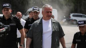Motivul pentru care patronul armenilor de la Ararat, echipa care joacă diseară cu Universitatea Craiova în Europa League, e în arest la domiciliu de peste un an