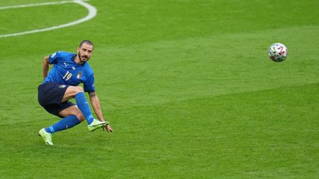 Leonardo Bonucci, moment incredibil la EURO 2020! Fundașul, oprit de un steward să se bucure alături de colegi, după ce Italia a ajuns în finala competiției | VIDEO