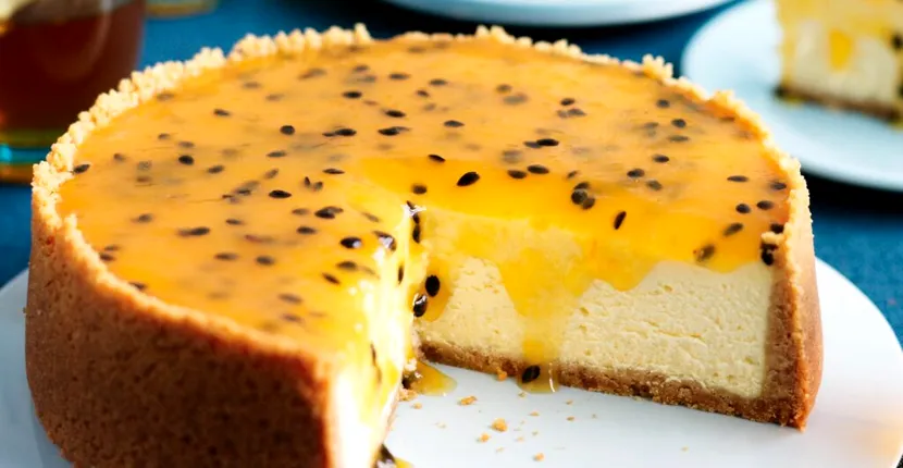 Cheesecake la cuptor cu topping de fructul pasiunii. Un desert cremos
