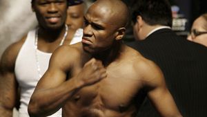 Mayweather, victorie în 12 runde!