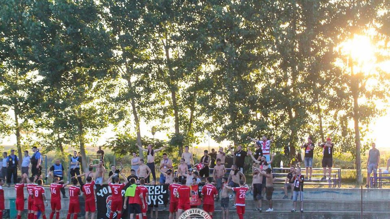 Suporterii Oțelului Galați, gazați la Sarichioi, în Cupa României, când au scandat „M... PSD". Un fan a ajuns la spitalul din Tulcea, sufocat. Printre victime, vicepreședintele oaspeților. Jandarmii: "Nimeni n-a fost rănit"