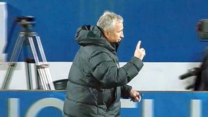 Comentatorul partidei Farul - CFR Cluj și-a ieșit din minți în direct când a văzut gestul neașteptat al lui Dan Petrescu: „Nu-i faci asta lui Hagi”