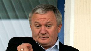 Porumboiu: "Doar Steaua și CFR-ul se bat pentru titlu, restul echipelor înoată"