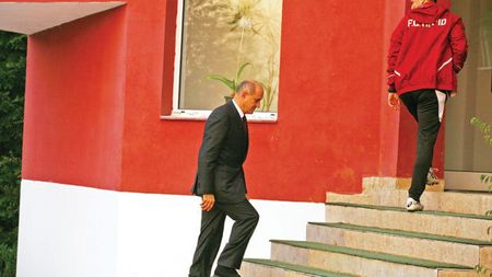 Presiune pe "domnul Presiune"!** Jucătorii s-au săturat să joace pe felicitări și l-au băgat pe Copos în ședință
