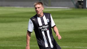 JÃ³an SÃ­mun Edmundsson, starul naționalei Insulelor Feroe, a fost jucător la Newcastle. VIDEO | A jucat la 8 cluburi până la 23 de ani și vine pe "Ilie Oană" după ce a bătut singur Grecia