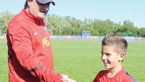 Puștiul căruia i s-a confiscat bannerul a fost invitat de Stoichiță la antrenamentul echipei:** "Sper să joc la Steaua"