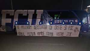 Fanii din Sibiu ai Universităţii Craiova au afişat mesaje anti-fuziune lângă autocarul echipei rivale, FC U
