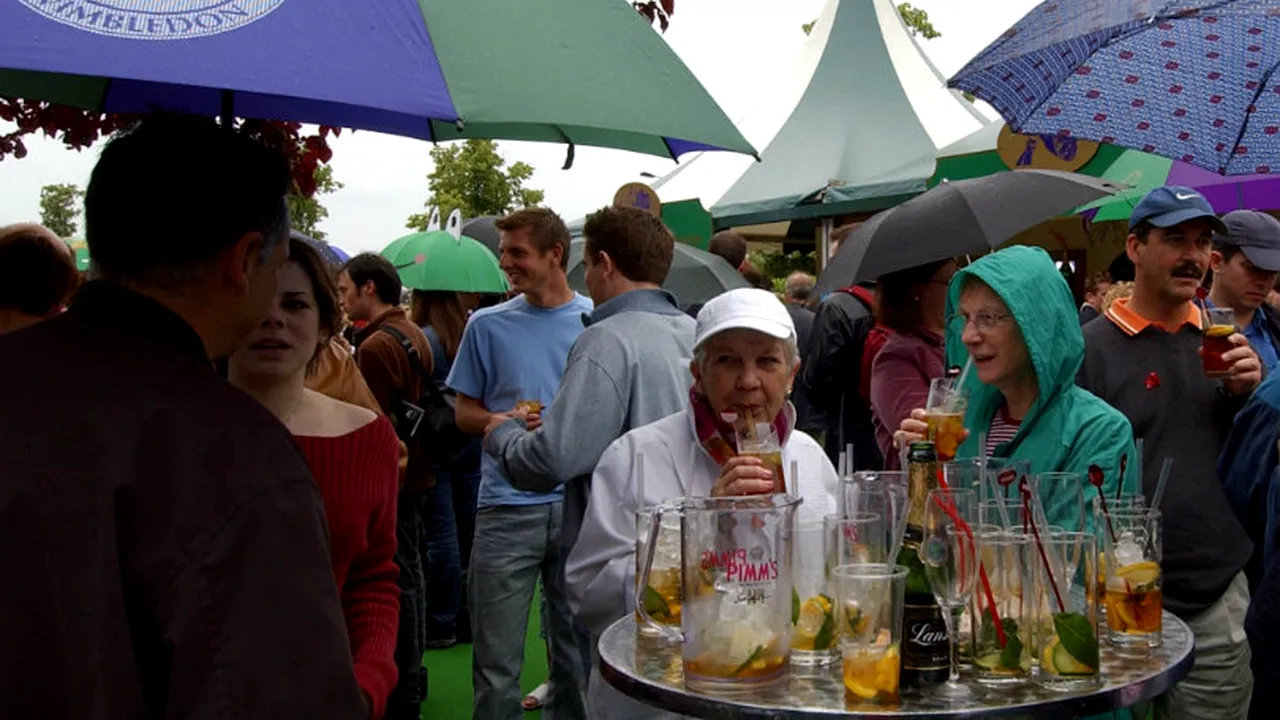 O pățești și în Anglia! O anchetă The Sunday Times arată cum merg afacerile la Wimbledon: 44 de lei un cocktail pe bază de gin... fără gin. 