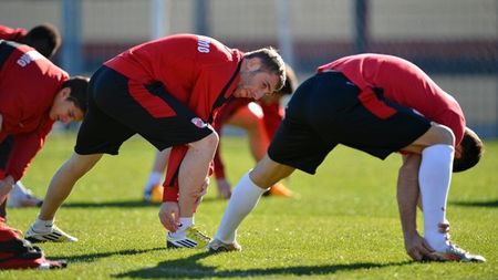 Program individual de antrenament pentru "câini". Ce le-a pregătit Mulțescu pentru stagiul din Poiană