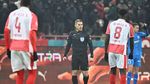 Gest IRESPONSABIL! Istvan Kovacs, lovit cu un obiect aruncat de fanii lui Dinamo. Cum a reacționat arbitrul