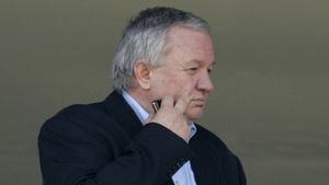 "Pe Deaconu îl doare în bască de regulamente"