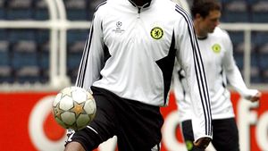 Tottenham îi vrea pe Wright Phillips și Nicolas Anelka