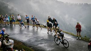 Turul Franței 2019 | Simon Yates a câștigat pe cățărarea de la Prat d'Albis, dar Pinot a fost cel mai puternic om din Pirinei. Liderul a suferit, diferențele de timp au mai scăzut în clasamentul general