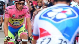 Ploaie, frig... umărul rezistă! Contador rămâne în maglia rosa, după ce a parat atacurile lui Aru și Porte. Etapa de la Campitello Maltese a fost câștigată de Benat Intxausti