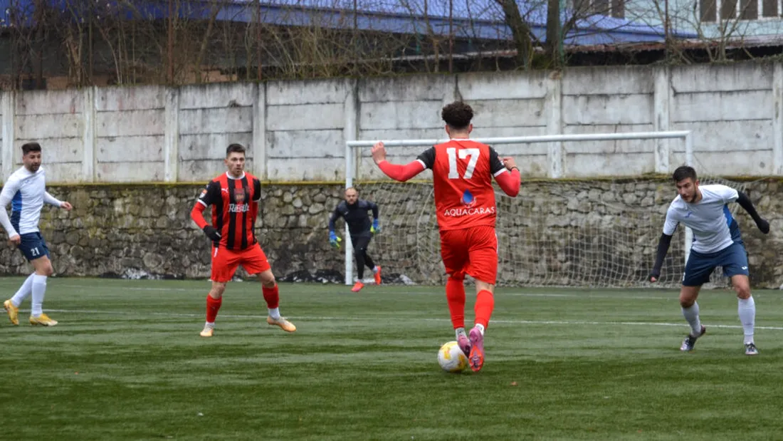 ACSM Reșița a continuat contra CSM Caransebeș seria amicalelor cu liderii județeni. Două dintre golurile sale au fost date de un atacant aflat în probe