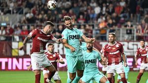 Fază controversată în prima repriză din Rapid - CFR Cluj! Ajeti s-a lovit cu mingea în mână în propriul careu, dar arbitrul a lăsat jocul să continue!
