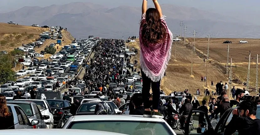 Mii de oameni au participat la comemorarea lui Mahsa Amini din Iran. Oamenii au traversat râuri și au mers pe jos pe distanțe lungi pentru a ajunge la cimitir