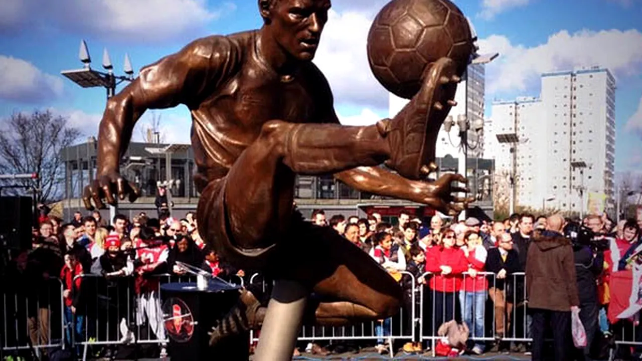 Bergkamp are de azi statuie la stadionul lui Arsenal 