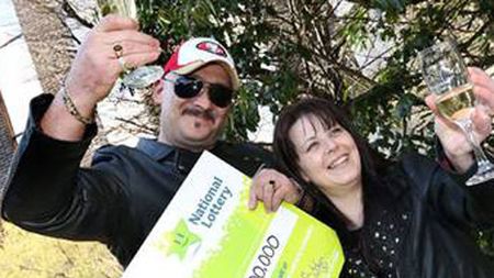 Un român a dat lovitura în Irlanda! "Nu-mi vine să cred cât de norocos sunt"  Câți bani a ridicat astăzi de la loteria din Dublin