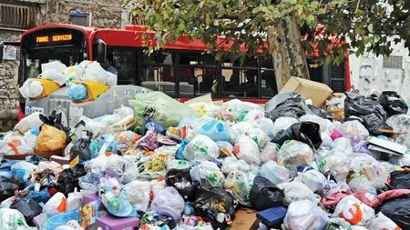 Speriați de Napoli:** câini vagabonzi, cerșetori, gunoaie, hoți și șobolani care sperie pisicile:)
