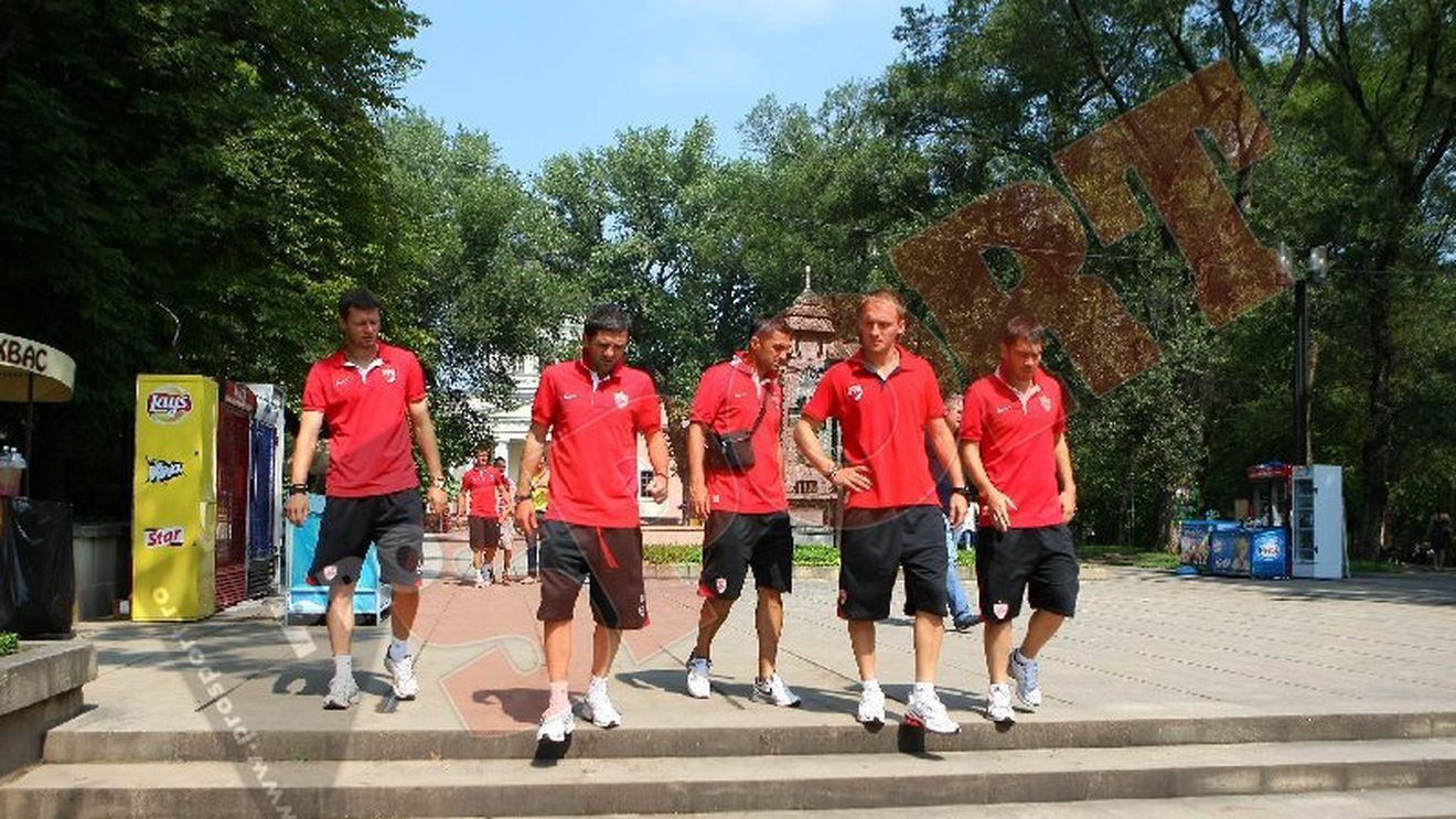 'Garcea' de Moldova! 'Câinii', luați la întrebări de poliția din Chișinău:** "Ce faceți aici, de ce sunteți îmbrăcați la fel?"