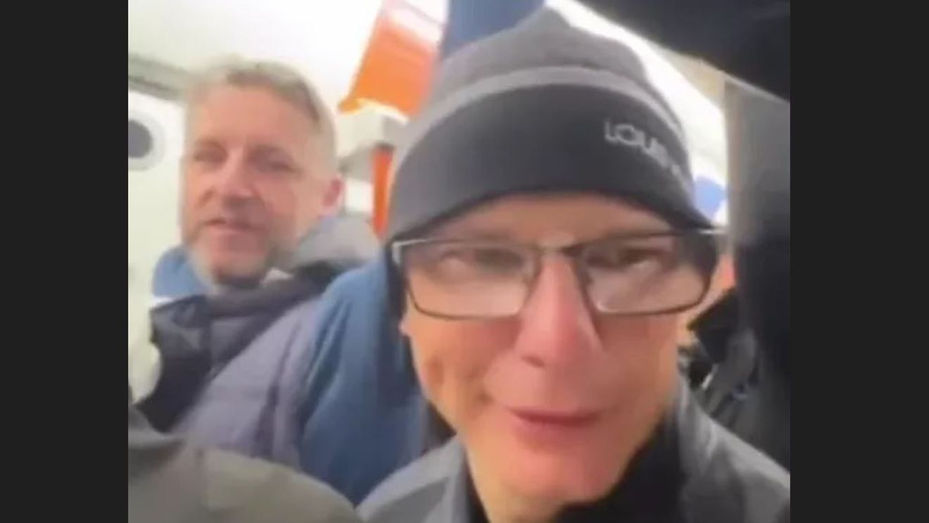 Cine e „tocilarul” ăsta? Fotbalistul s-a dus la meciul fostei rivale cu o căciulă pe cap și ochelari, fiind aproape imposibil de recunoscut!
