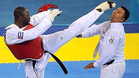 Un fost campion olimpic la taekwondo i-a "spart" fața arbitrului