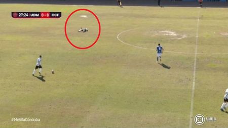 Fotbalistul care a fost mort pentru trei minute și jumătate s-a prăbușit din nou pe teren la un meci din Spania! Clipe dramatice la duelul lui Cordoba: ce i-a salvat viața jucătorului. VIDEO