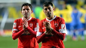 Dinamo jonglează cu emoțiile lui Cătălin Munteanu. Cum îl țin roș-albii în joc de glezne pe "Cap de Zmeu"