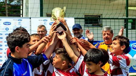 Liceul Tehnologic "Sf. Pantelimon" din București a câștigat etapa a patra a Cupei Hagi Danone. FOTO | Copiii, premiați de Gabi Balint