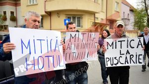 FOTO Proteste la sediul LPF, înainte de alegeri: "Mitică ai nenorocit fotbalul! OUT!"  Dragomir, contestat de suporteri