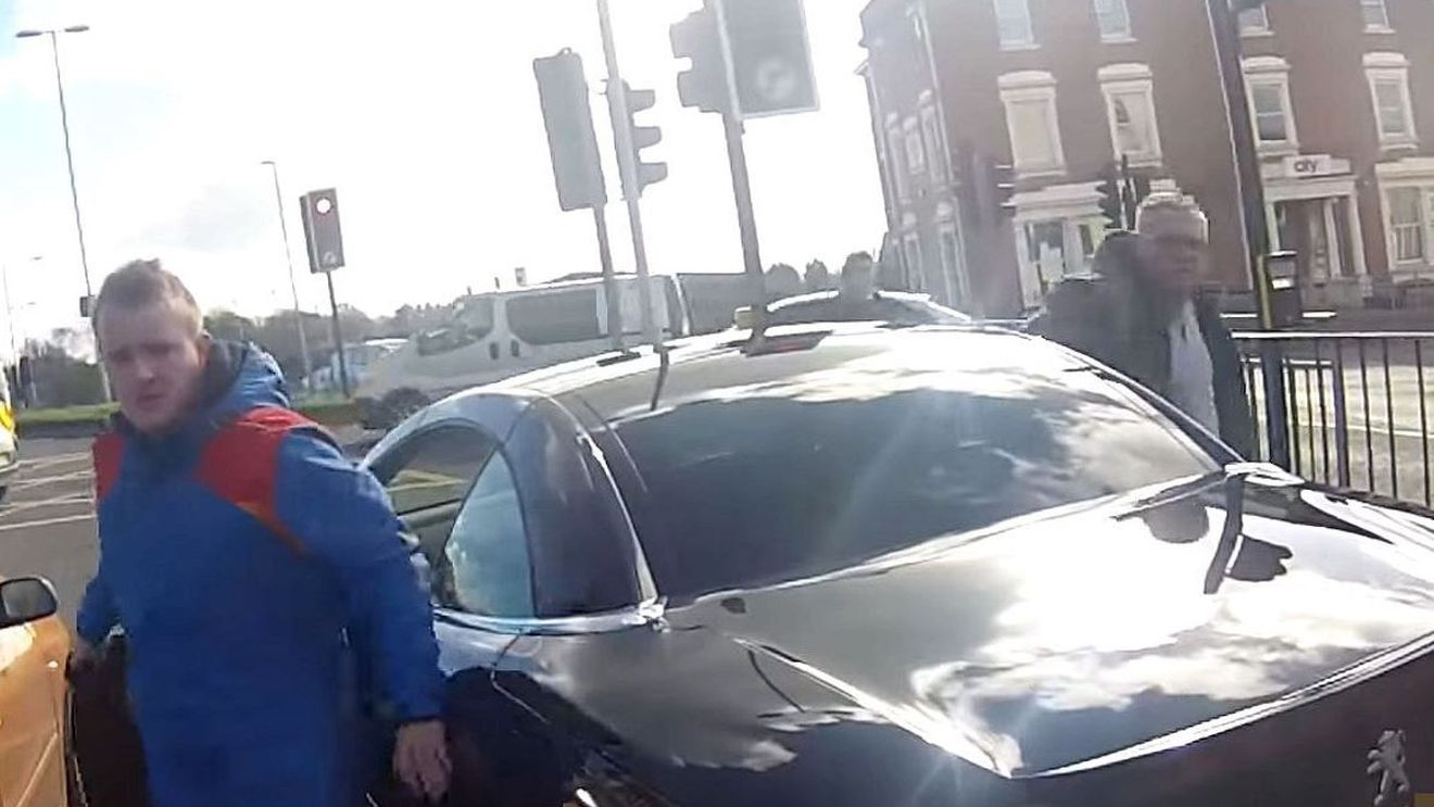 Furie în trafic! VIDEO | Ce a pățit acest motociclist după ce șoferul și pasagerul s-au dat jos din mașină