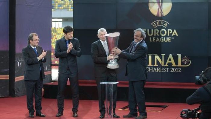 Oprescu a primit trofeul Europa League de la Platini:** "Aveți un stadion fabulos" / "Gazonul va fi funcționabil" FOTO