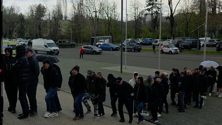 România, în lacrimi. Oamenii de rând stau la o coadă de peste 200 de metri, în ploaie, pentru a-și lua adio de la Mircea Lucescu