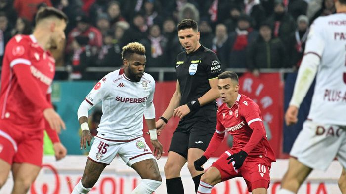 Circ cu arbitrul Marian Barbu și o decizie șocantă, în Dinamo - Rapid, la cea mai controversată fază: a dat două cartonașe roșii, pe unul l-a anulat și l-a dat apoi altui fotbalist! Ambele eliminări au fost ușor acordate