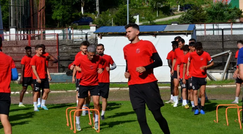 CSM Reșița s-a reunit și a mai făcut modificări la nivelul lotului. Alți patru jucători au semnat cu trupa din Valea Domanului, iar printre cei la care s-a renunțat sunt doi căpitani